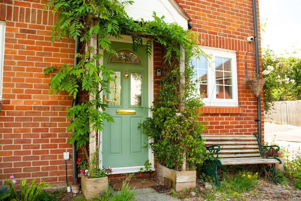 2 Bedroom House In Chichester Near Goodwood And Wittering Beaches Exterior photo