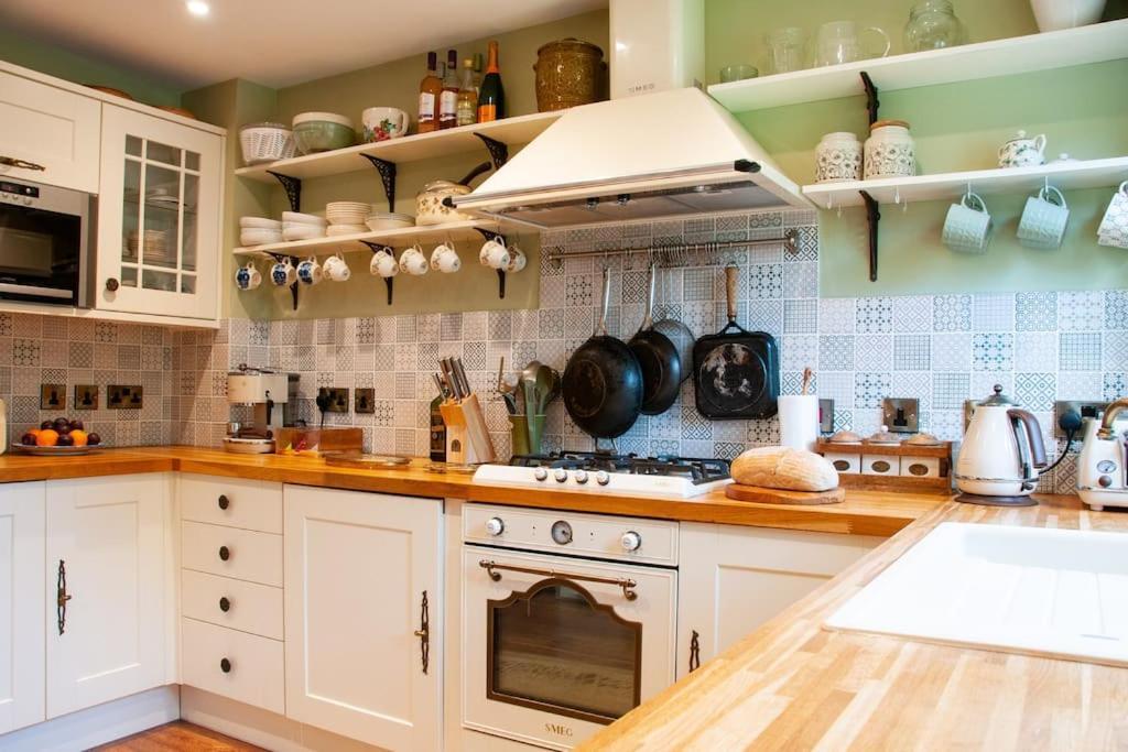 2 Bedroom House In Chichester Near Goodwood And Wittering Beaches Exterior photo