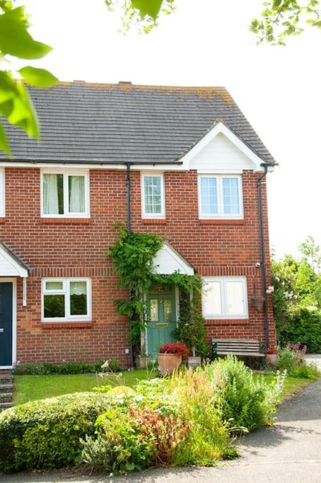 2 Bedroom House In Chichester Near Goodwood And Wittering Beaches Exterior photo